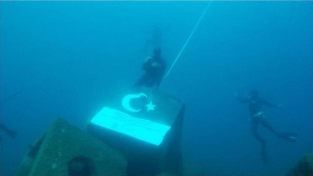 Engelli Rekortmen Dalgı&ccedil; 15 Temmuz İ&ccedil;in 15 Metreye Dalış Yaptı