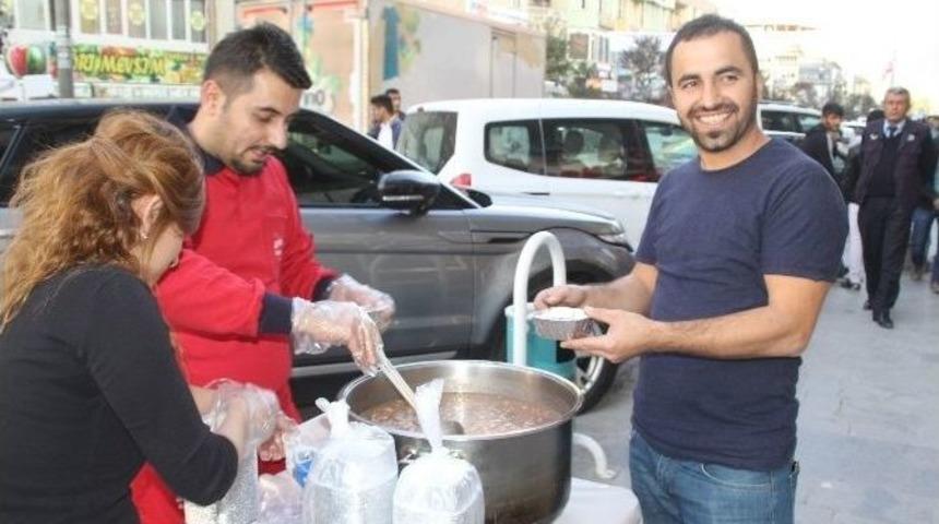 Hakkarili Esnaf Vatandaşlara Aşure Dağıttı