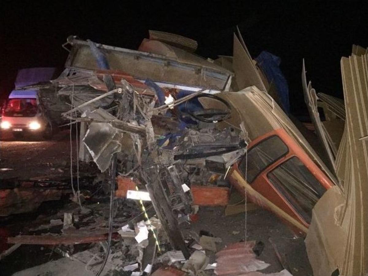 Kamyon Tır&rsquo;a &Ccedil;arptı: 1 Yaralı