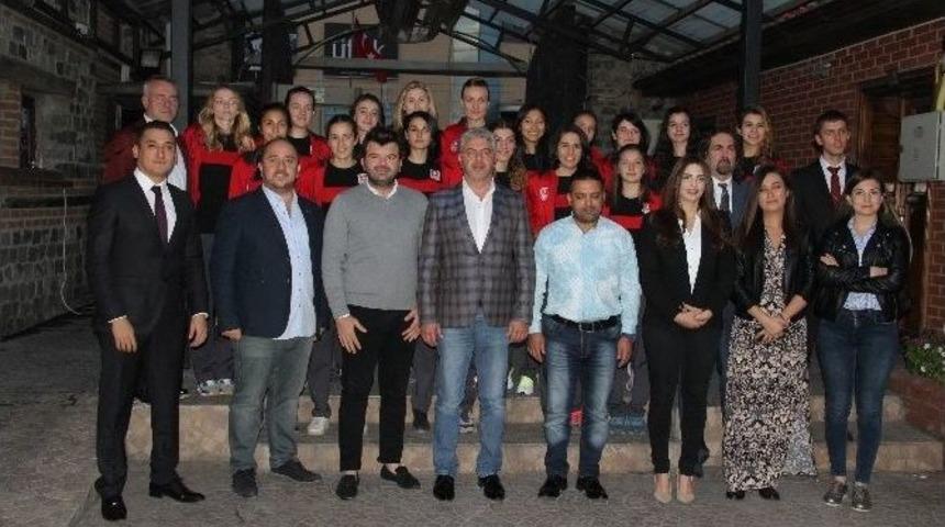 Eskişehir Hentbol Takımı Yemekte Buluştu