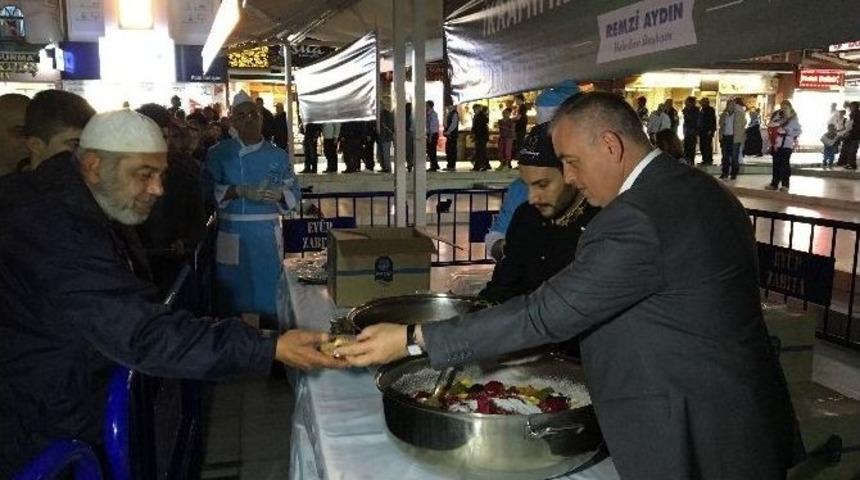 Ey&uuml;p&rsquo;te 10 Bin Kişilik Aşure Dağıtıldı