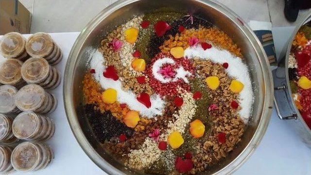 Ey&uuml;p&rsquo;te 10 Bin Kişilik Aşure Dağıtıldı 2