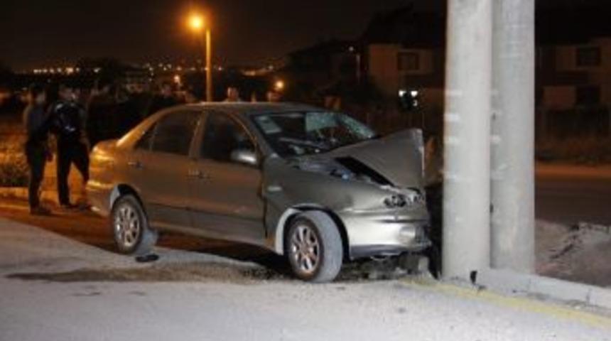 Direksiyon Hakimiyetini Kaybettiği Otomobille Beton Aydınlatma Direğine &Ccedil;arptı