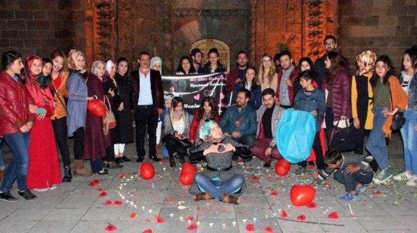 Tarihi Medrese &Ouml;n&uuml;nde S&uuml;rpriz Evlilik Teklifi