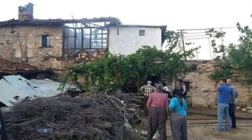 Yangın Bir Evi K&uuml;l Etti