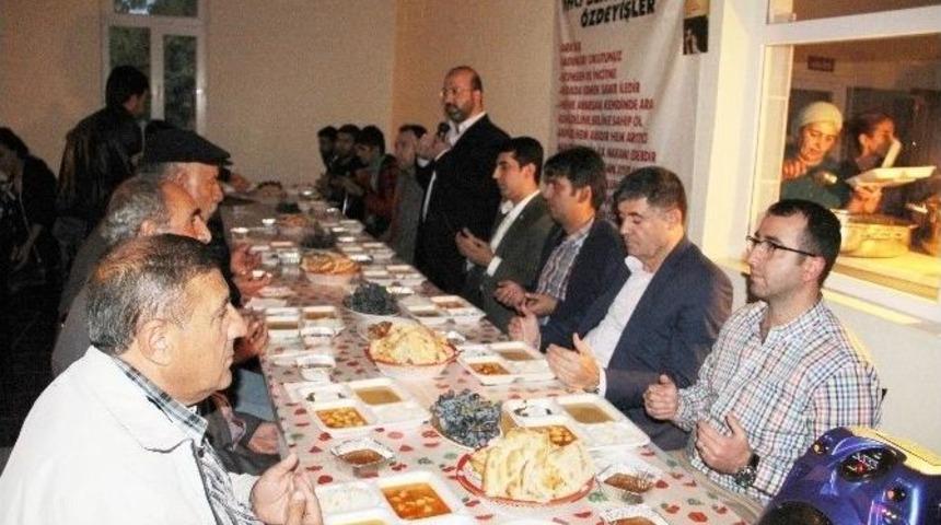 &Ccedil;emişgezek Kaymakamlığı Cemevinde Muharrem İftarı Verdi