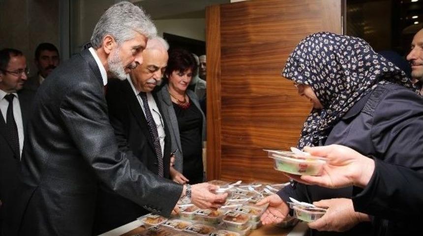 Sincan Belediye Başkanı Tuna Aşure Dağıttı