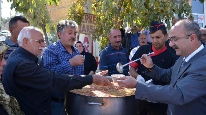 Başkan G&uuml;lc&uuml;oğlu Vatandaşlara Aşure İkram Etti