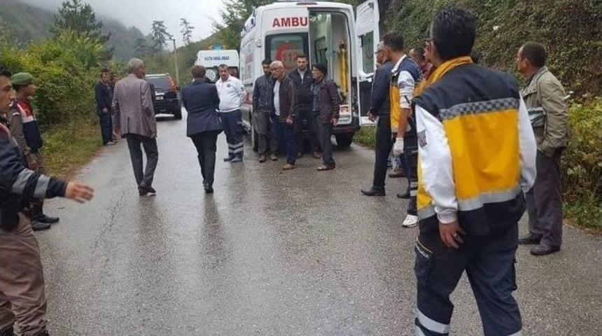D&uuml;zce&rsquo;de İş Makinesi Devrildi: 1 &Ouml;ld&uuml;, 2 Yaralı