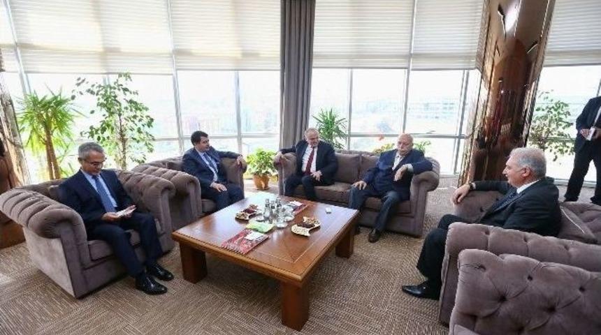 Bakan Faruk &Ouml;zl&uuml;, Başakşehir&rsquo;de Sanayicilerle Buluştu