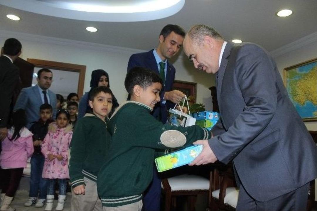 Vali Z&uuml;lkif Dağlı, Suriyeli &Ccedil;ocukları Sevindirdi