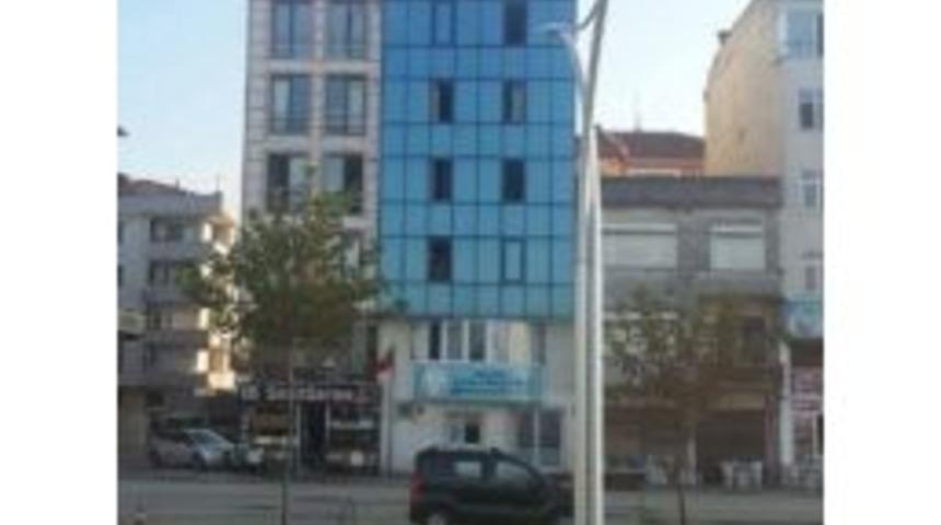 Kaymakam &Ouml;zer Yurda El Attı