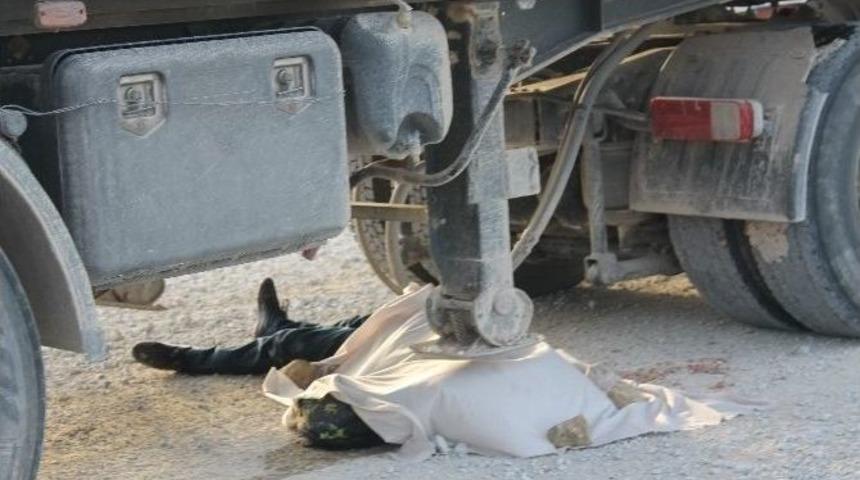 Kamyonun Altında Kalan &Ccedil;ocuk Babasının G&ouml;z&uuml; &Ouml;n&uuml;nde Can Verdi