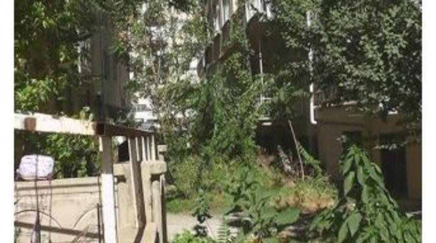 Cam Silerken Pencereden Düşen Genç Kız Yoğun Bakıma Alındı