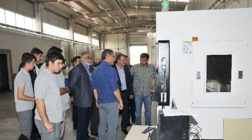 K&uuml;t&uuml;kc&uuml;, Organize Sanayi B&ouml;lgesindeki Okulu Ziyaret Etti
