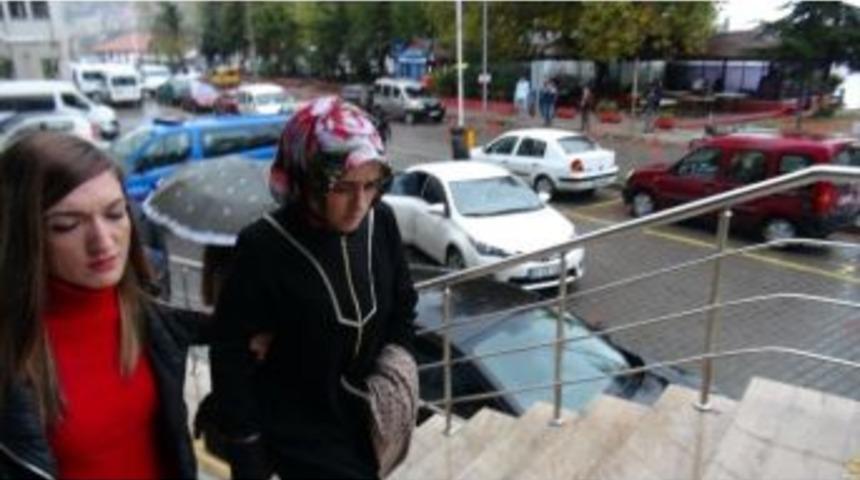 Kendisini Zorla İstanbul&rsquo;a G&ouml;t&uuml;rmek İsteyen Genci &Ouml;ld&uuml;ren Kadının Yargılanmasına Devam Edildi