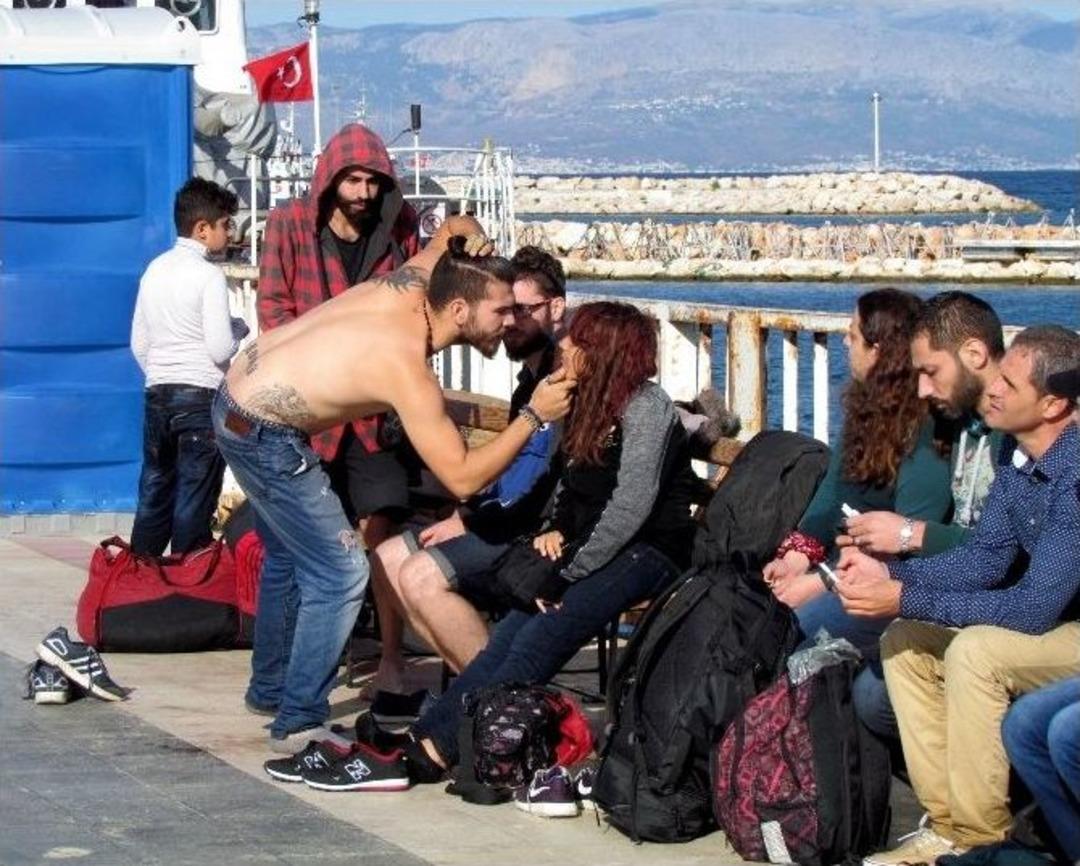 Sığınmacılar Sahil G&uuml;venliği G&ouml;r&uuml;nce Denize Atladı