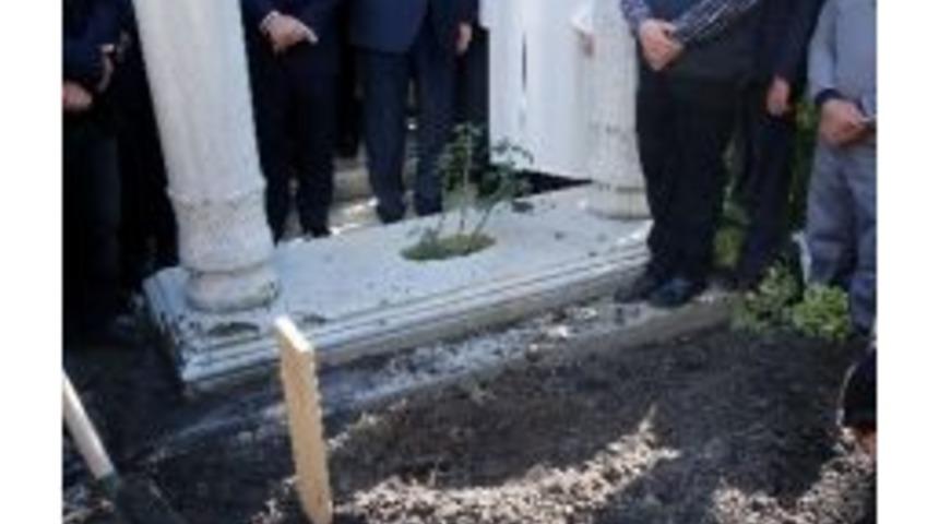 Cumhurbaşkanı Erdoğan, Kemal Unakıtan&rsquo;ın Kabri Başında Kur&rsquo;an Okudu