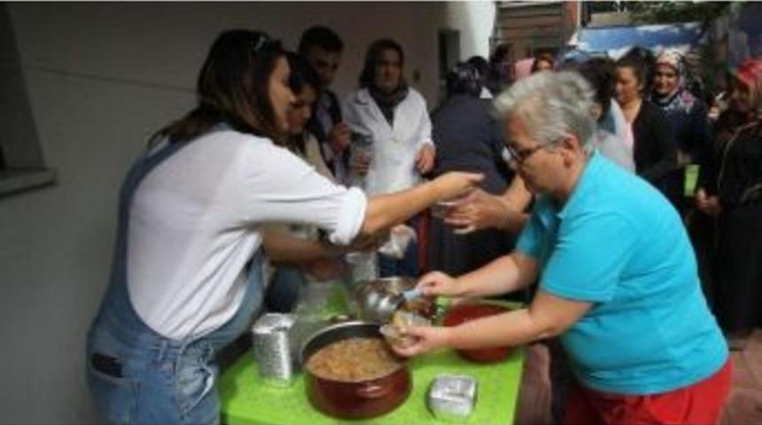 Emek Halk Merkezi Kursiyerleri Aşure Dağıttı