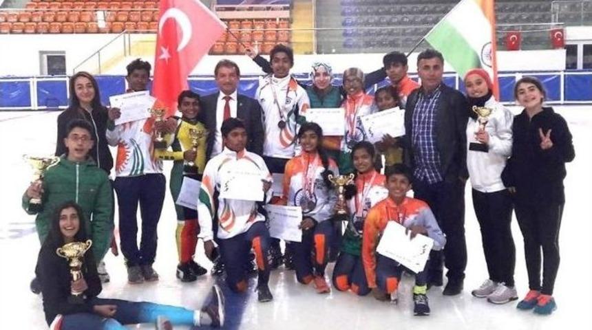 T&uuml;rkiye- Hindistan Kısa Kulvar S&uuml;rat Pateni Milli Takımları Arasında Dostluk Yarışları Yapıldı