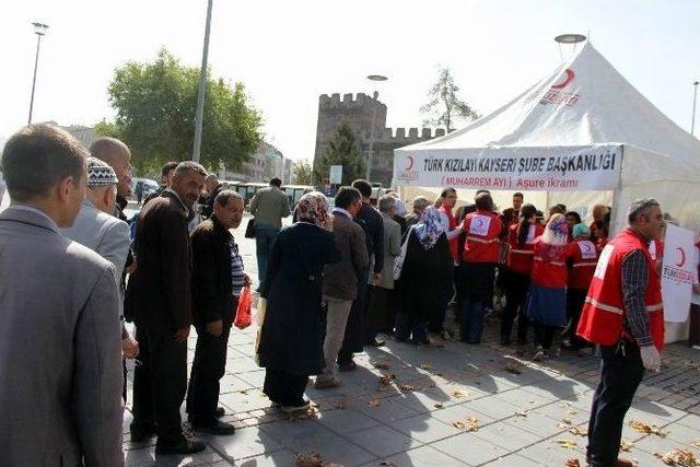 Kızılay Bin 500 Kişilik Aşure Dağıttı