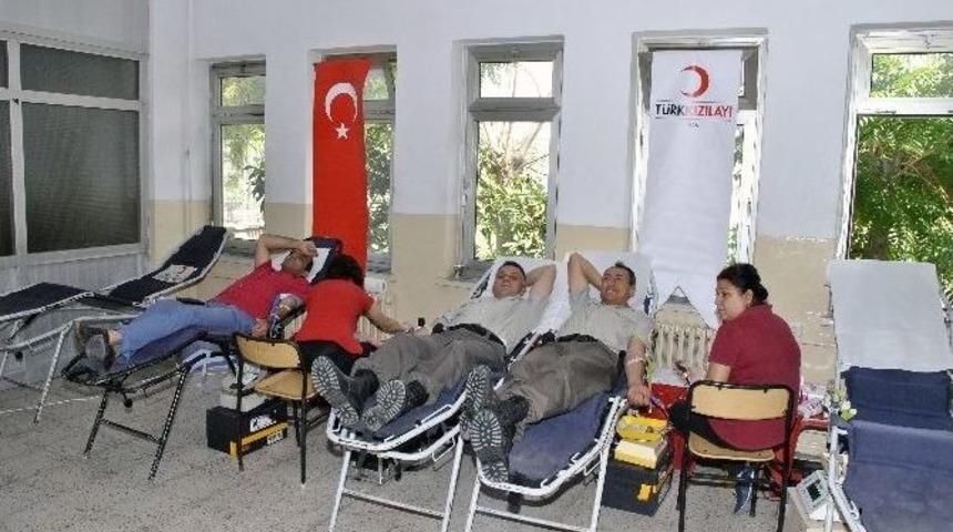 Kışlada Kan Bağışı Ve K&ouml;k H&uuml;cre Naklinin &Ouml;nemi Anlatıldı