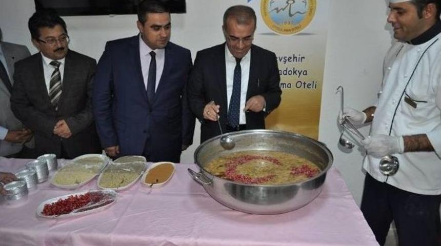 Milli Eğitim M&uuml;d&uuml;r&uuml; Demir, Aşure İkram Etti