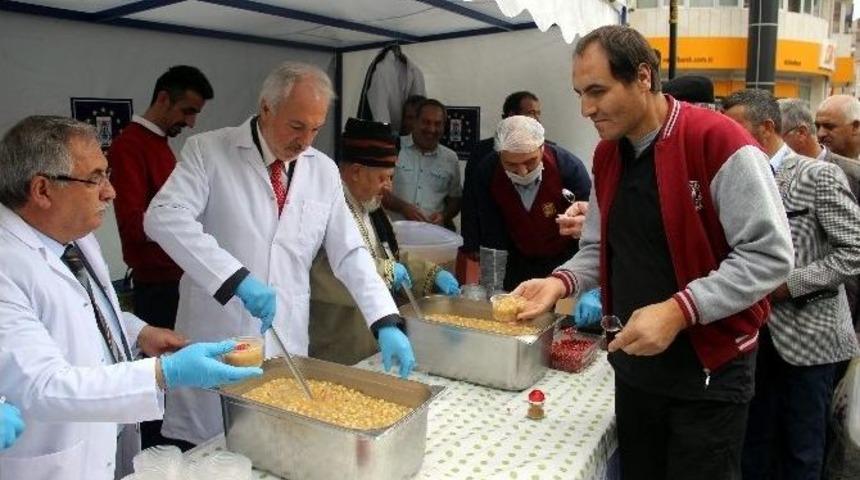 K&uuml;tahya Belediyesi Halka Aşure Dağıttı