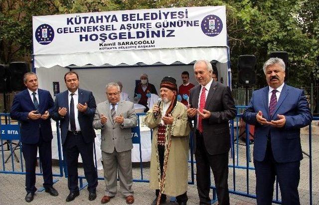 Kütahya Belediyesi Halka Aşure Dağıttı