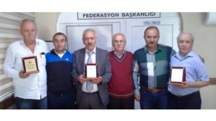 Futbolun Emektarlarına Plaket Verildi