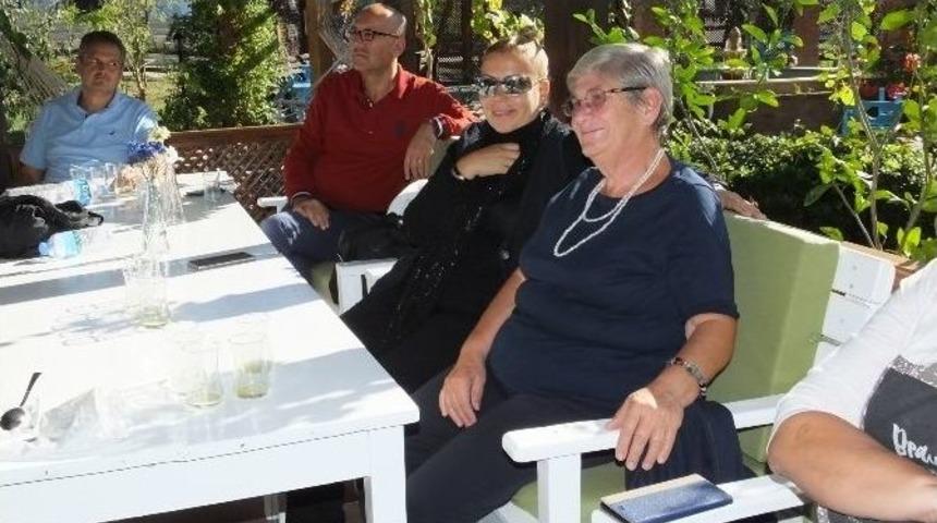 G&ouml;me&ccedil;&rsquo;te D&uuml;nyaca &Uuml;nl&uuml; Tadımcıdan Zeytinyağı Tadımı