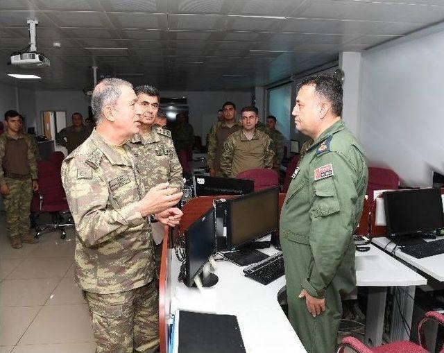 Genelkurmay Başkanı Akar, &Ouml;kh&uuml;-2 &Uuml;s B&ouml;lgesi&rsquo;nde İncelemelerde Bulundu 3