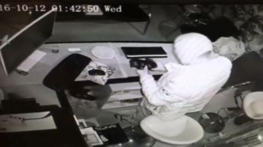 Maskeli Hırsız Kasayı Boşalttı