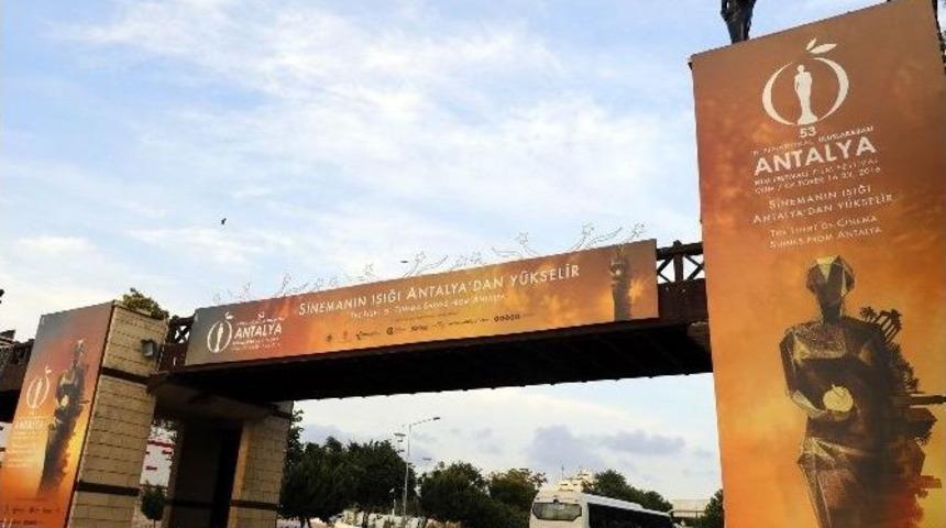 Altınportakal&rsquo;ın Simgesi Ven&uuml;s Heykelleri Yerlerini Aldı