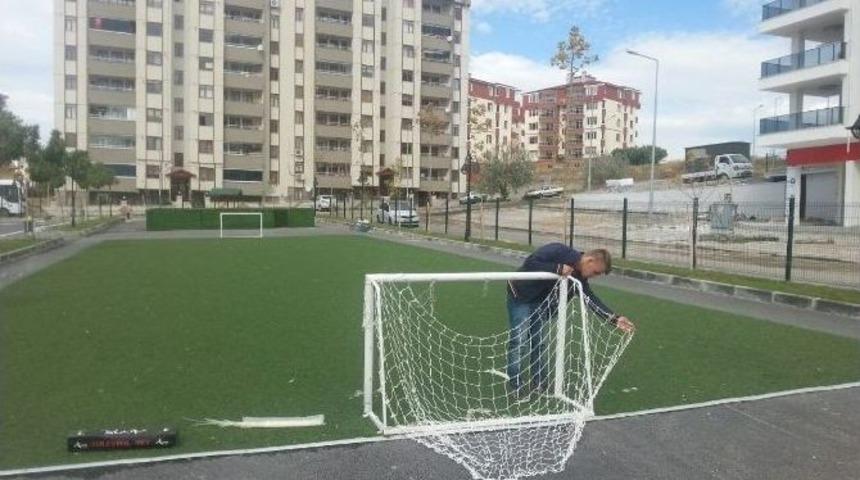 &Ouml;zg&uuml;r &Ccedil;ocuk Parkına Zarar Verildi