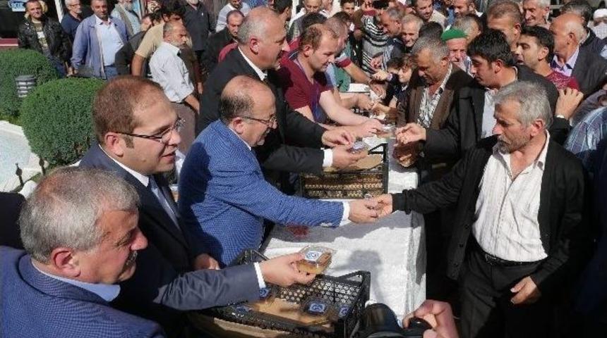 Trabzon&rsquo;da Araklı Ve Of İl&ccedil;elerinde Aşure Dağıtıldı