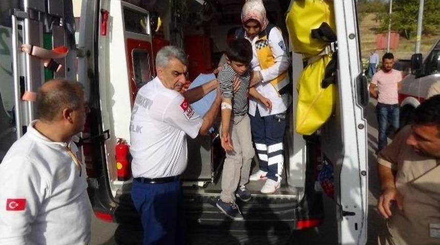 Yedikleri Yemekten Zehirlendiği İddia Edilen 50&rsquo;den Fazla &Ouml;ğrenci Hastaneye Kaldırıldı