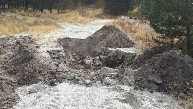 Şenkaya’da Yola Tuzaklanan Patlayıcı İmha Edildi