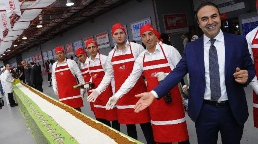 İstanbul&rsquo;da &rsquo;d&uuml;nyanın En Uzun &Ccedil;iğ K&ouml;fte D&uuml;r&uuml;m&uuml; Rekoru&rsquo; 231 Metreyle Kırıldı