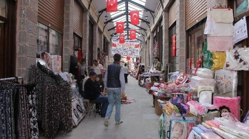 Restore Edilen Tarihi Bedesten &Ccedil;arşısı Esnafından "pankartlı" Teşekk&uuml;r