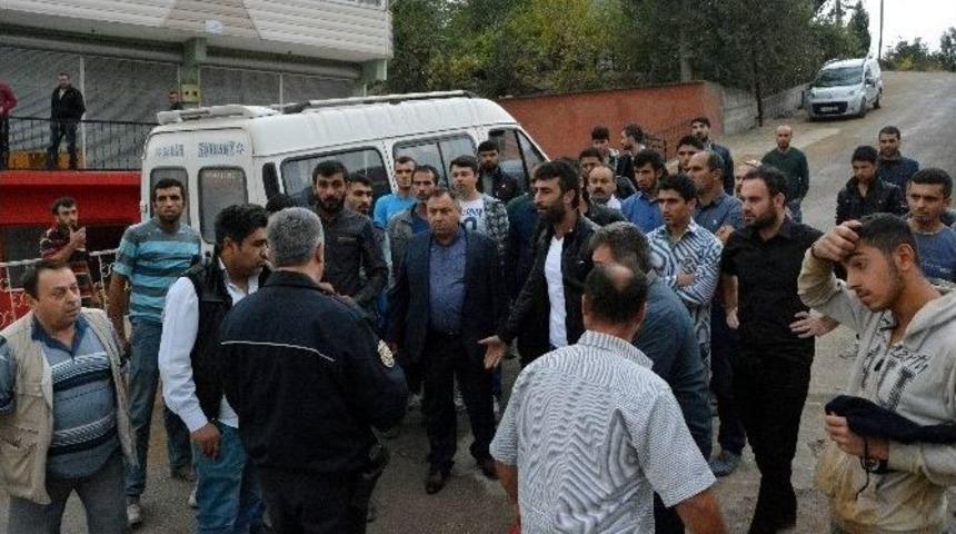 Paralarını Alamadıklarını İddia Eden İş&ccedil;ilerden Okul &Ouml;n&uuml;nde Eylem