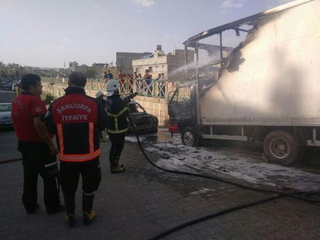 Park Halindeki Kamyonet Alev Alev Yandı