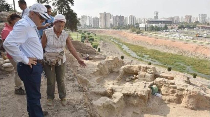 Vali &Ccedil;akacak, Yumuktepe H&ouml;y&uuml;ğ&uuml;&rsquo;nde İncelemelerde Bulundu