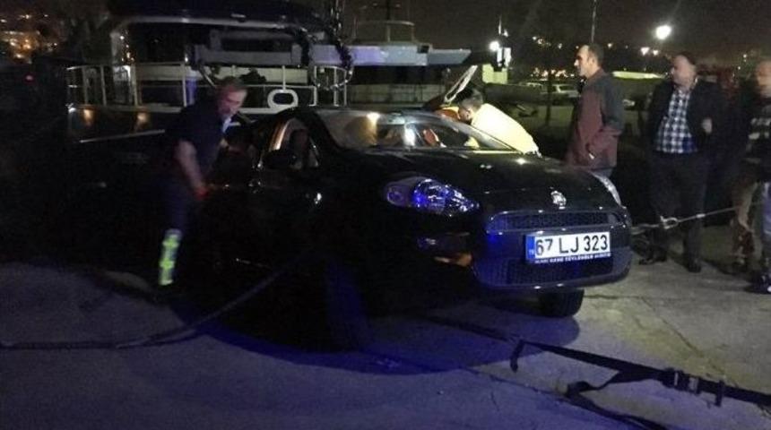 S&uuml;r&uuml;c&uuml;y&uuml; Denize D&uuml;şmekten Vatandaşlar Kurtardı