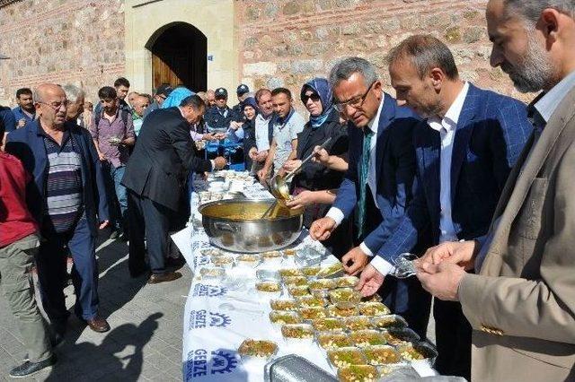 Başkan Köşker, Binlerce Gebzeliye Aşure Dağıttı