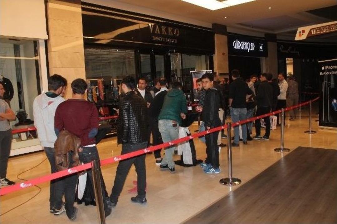 Konya&rsquo;da İphone 7 Kuyruğu