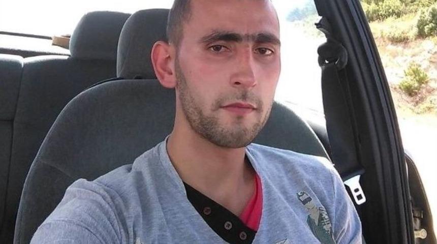 Kaza Sonrası Ref&uuml;je &Ccedil;ıkan Otomobil Mobese Direğine &Ccedil;arparak Durabildi: 1 &Ouml;l&uuml;, 2 Yaralı