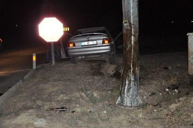 Kaza Sonrası Refüje Çıkan Otomobil Mobese Direğine Çarparak Durabildi: 1 Ölü, 2 Yaralı