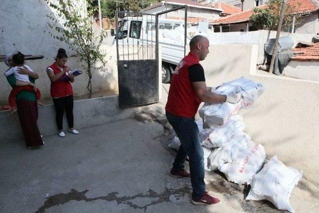 Bayraklı Belediyesi’nden Yakacak Desteği