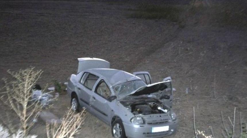 Otomobil Tarlaya U&ccedil;tu: 4 Yaralı